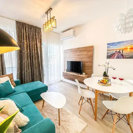 Apartment 1 Bedroom 923 *